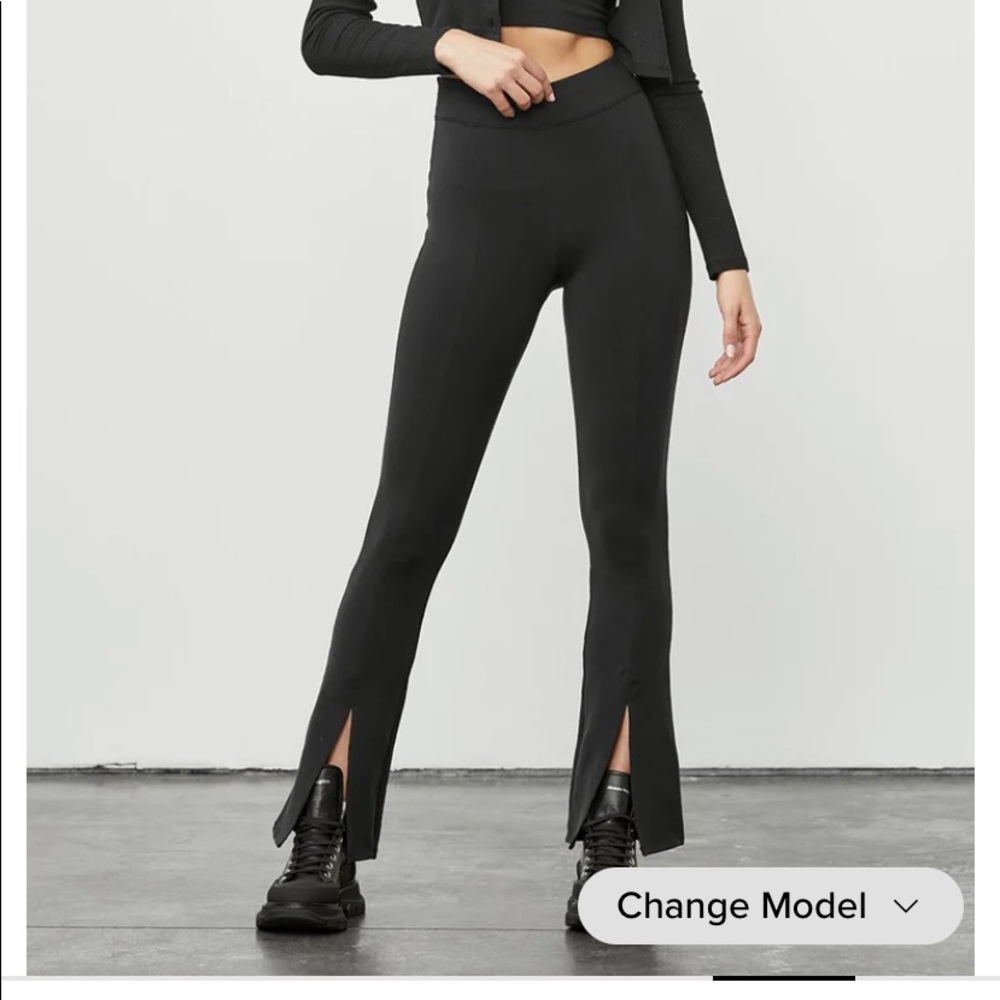 Alo AIRBRUSH
HIGH-WAIST
FLUTTER LEGGING